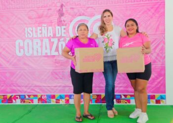 Entrega Atenea Gómez apoyos alimentarios del programa Isleña de Corazón