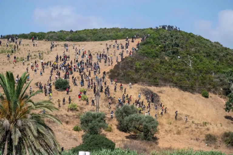 Marruecos frena cruce masivo a Ceuta con 355 detenciones en la frontera