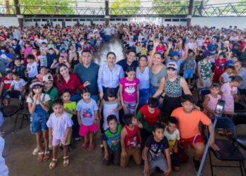 Arranca entrega de mochilas escolares en Playa del Carmen