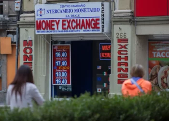 Peso mexicano perfora los 17 por dólar y marca récord desde 2024