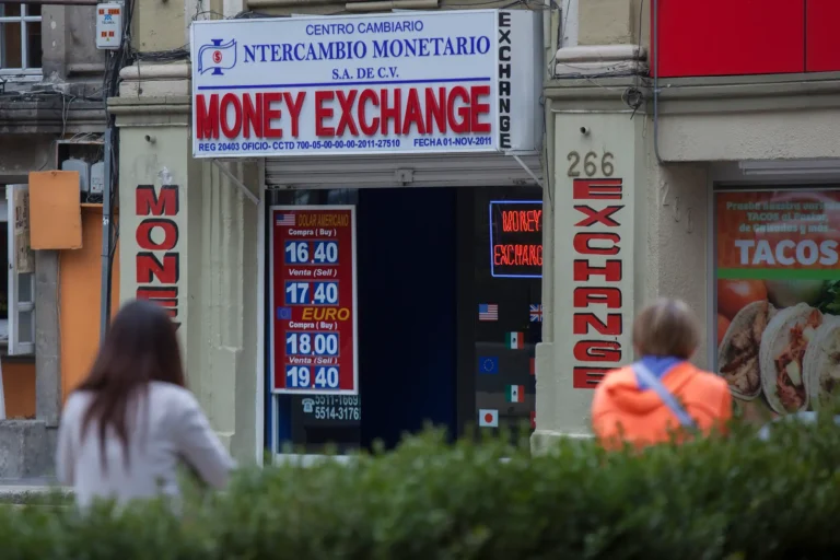 Peso mexicano perfora los 17 por dólar y marca récord desde 2024