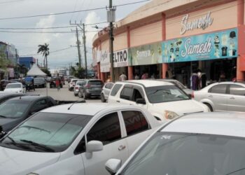 REGRESO A CLASES: Familias de QR abarrotan Zona Libre de Belice en busca de útiles escolares