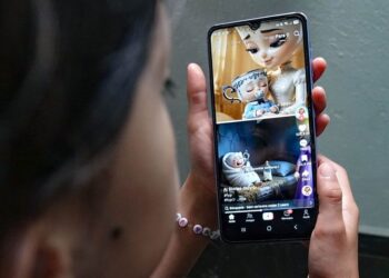 Mario Delgado exige a docentes socializar la prohibición de celulares