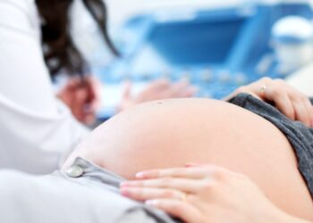 Propuesta legislativa busca tipificar la maternidad subrogada como trata de personas en México