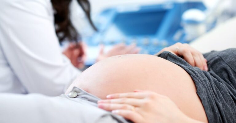 Propuesta legislativa busca tipificar la maternidad subrogada como trata de personas en México