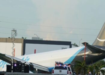 Tragedia aérea en Miami: avión de Amazon se sale de pista y deja cinco muertos