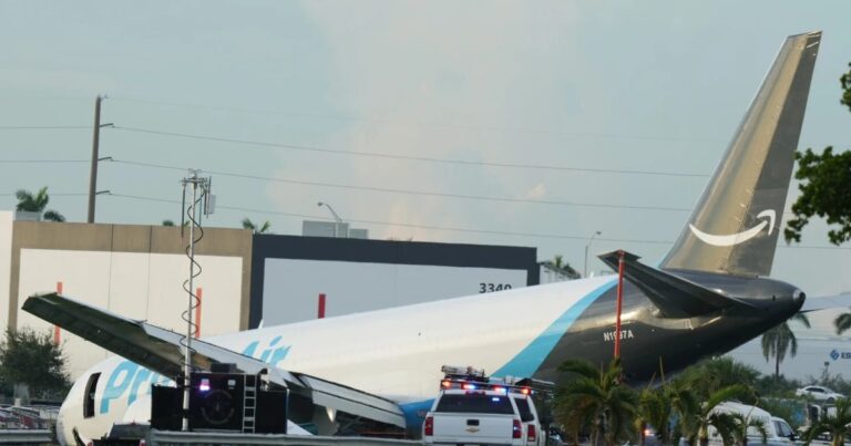 Tragedia aérea en Miami: avión de Amazon se sale de pista y deja cinco muertos
