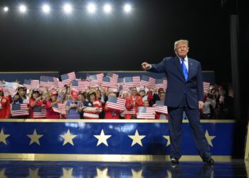Donald Trump condiciona un dividendo de 5 mil dólares a la mayoría republicana en el Congreso