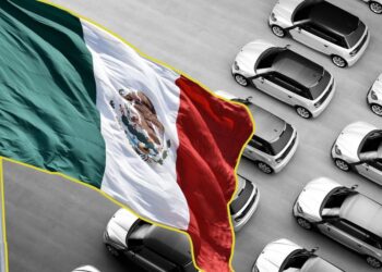 Multas por llevar la bandera de México en el auto este 2026