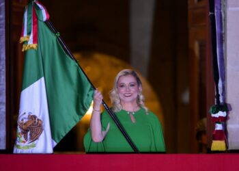 Maru Campos encabeza el grito de independencia ante miles de ciudadanos en Chihuahua