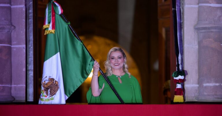 Maru Campos encabeza el grito de independencia ante miles de ciudadanos en Chihuahua
