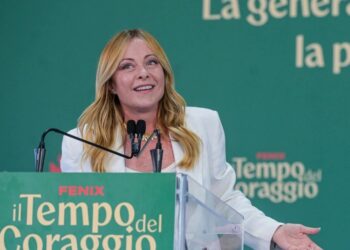 Giorgia Meloni impulsa restricción a alumnos extranjeros y velos en aulas