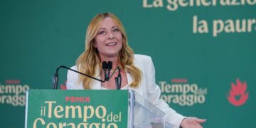 Giorgia Meloni impulsa restricción a alumnos extranjeros y velos en aulas