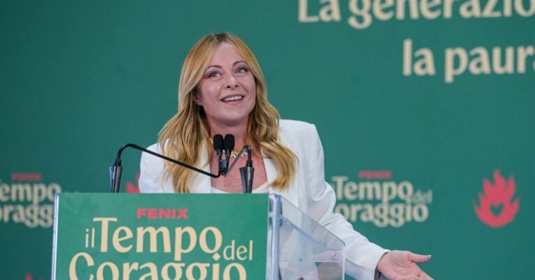 Giorgia Meloni impulsa restricción a alumnos extranjeros y velos en aulas