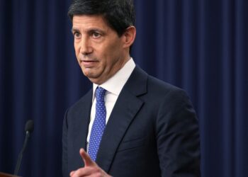 Reserva Federal sube tasa de interés mientras la economía acelera hacia una era de inflación persistente