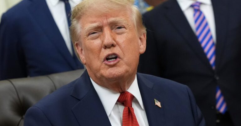 Donald Trump justifica el veto a medios críticos en la Casa Blanca