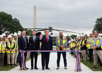 Trump inaugura helipuerto; cadenas de TV contienen cobertura por veto CNN