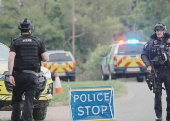 Policía británica arresta a cinco hombres por presunto plan terrorista en base aérea 6 Policía británica arresta a cinco hombres por presunto plan terrorista en base aérea