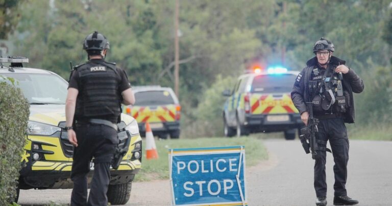 Policía británica arresta a cinco hombres por presunto plan terrorista en base aérea