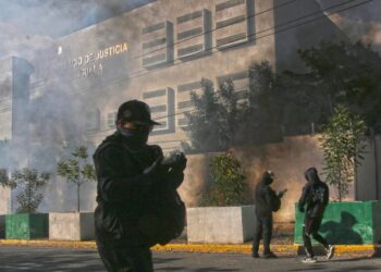Padres de Ayotzinapa exigen verdad con pruebas a Sheinbaum ante informe