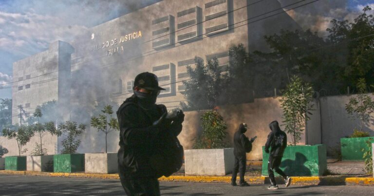Padres de Ayotzinapa exigen verdad con pruebas a Sheinbaum ante informe
