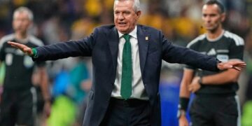 Javier Aguirre rechaza cuatro ofertas previas y asume la dirección técnica del Valencia