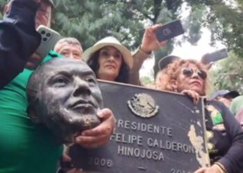 Extrabajadores de Luz y Fuerza decapitan estatua de Felipe Calderón en Los Pinos