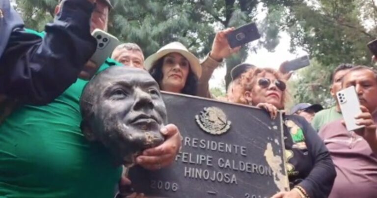 Extrabajadores de Luz y Fuerza decapitan estatua de Felipe Calderón en Los Pinos