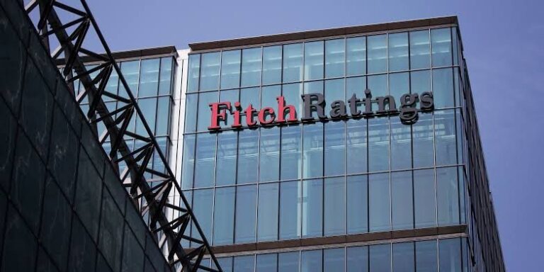 Fitch detecta vulnerabilidad fiscal en el paquete económico de Sheinbaum