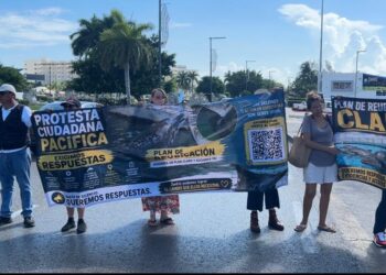DELFINES EN DOLPHINS DISCOVERY: Activistas protestan frente a Semarnat en Cancún