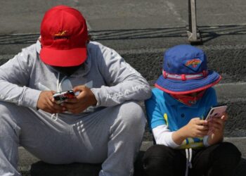CONAEDU aprueba restricción total de celulares en primarias y secundarias