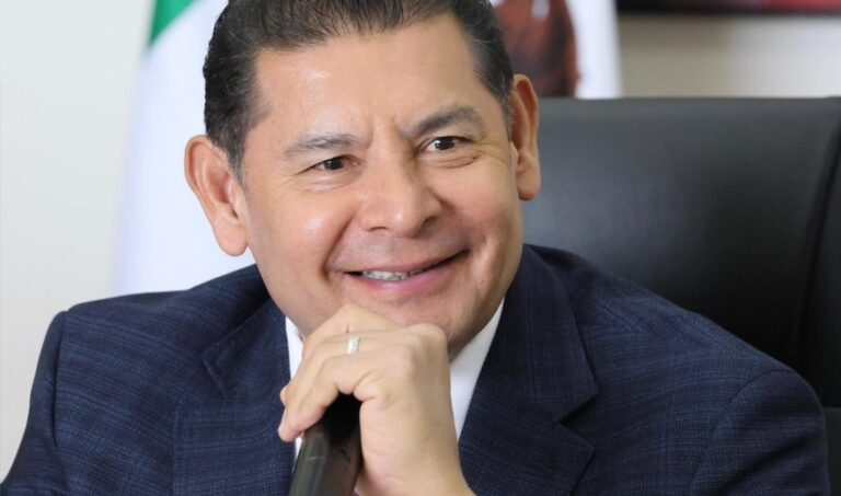 Alejandro Armenta elude confirmar estatus de visa estadounidense tras señalamientos