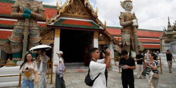 Tailandia endurece controles migratorios y recorta estancias a turistas extranjeros