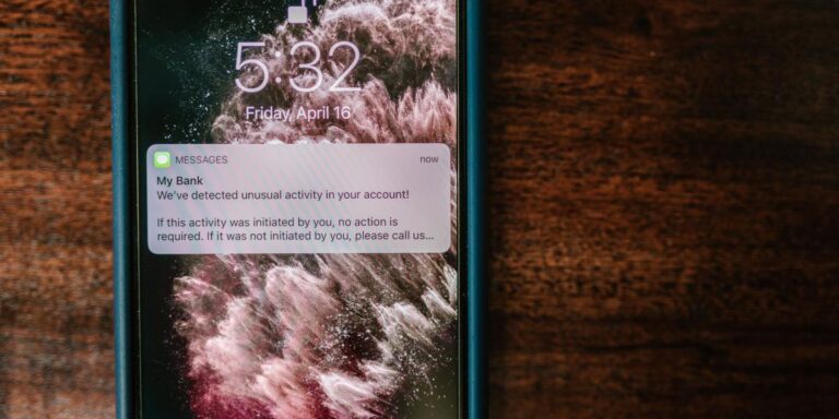 Condusef revela el desplazamiento de llamadas falsas hacia SMS y Whatsapp
