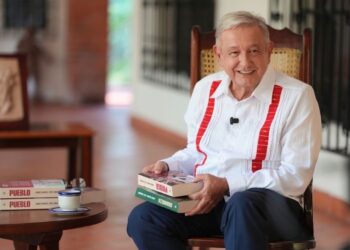 REAPARECE AMLO: Presenta “Pueblo”, su nuevo libro