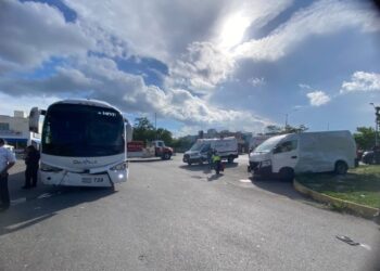TRES LESIONADOS: Encontronazo entre Urvan y autobús de personal en PDC
