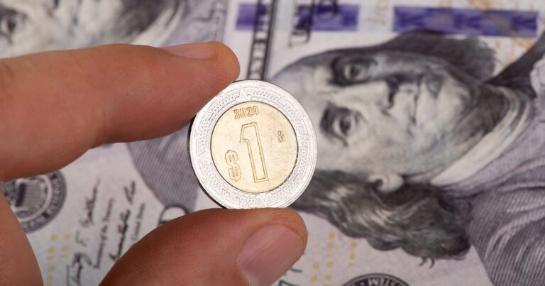 Peso mexicano inicia semana con corrección ante decisión de Banxico y expectativa de tasa