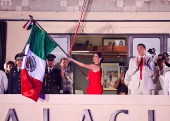 PLAYA DEL CARMEN: Estefanía Mercado celebra el Grito ante 35 mil personas