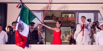 PLAYA DEL CARMEN: Estefanía Mercado celebra el Grito ante 35 mil personas