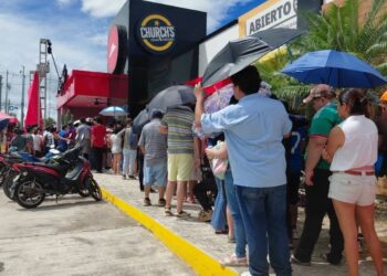 TRAS 17 HORAS DE ESPERA: Primera clienta de nueva pizzería gana producto gratis por un año