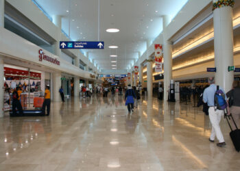 TURISMO A LA BAJA: Aeropuerto de Cancún roza los 300 vuelos diarios; cae 15% el tráfico internacional
