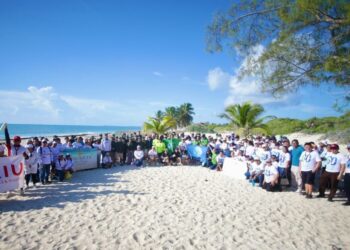 Realizan mega brigada de limpieza en Isla Blanca