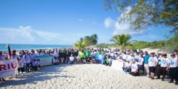Realizan mega brigada de limpieza en Isla Blanca