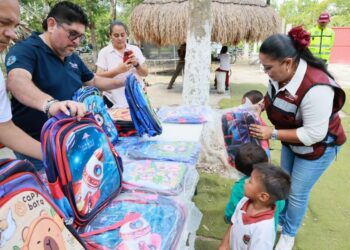 ISLA MUJERES: Entregan mochilas a infantes en Francisco May y Zona Agrícola