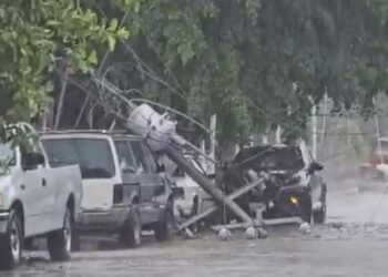 TRAS LLUVIAS: Cae poste de CFE sobre vehículos en región 217 de Cancún