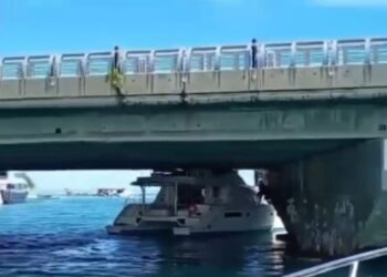 Yate queda atorado bajo el puente Calinda en Cancún