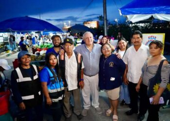 Recorre Rafael Marín el tianguis de Prado Norte en Cancún
