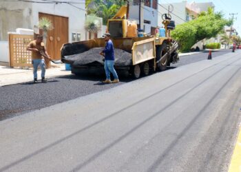 Atenea Gómez continúa transformando calles y avenidas con más pavimentación en Isla Mujeres