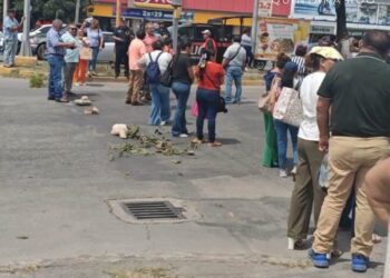 PROTESTA DE MAESTROS: Docentes bloquean avenida Insurgentes de Chetumal por asignación de plazas