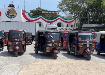 AGRESIONES Y EXTORSIONES: Protestan Mototaxistas frente al Palacio de Cancún